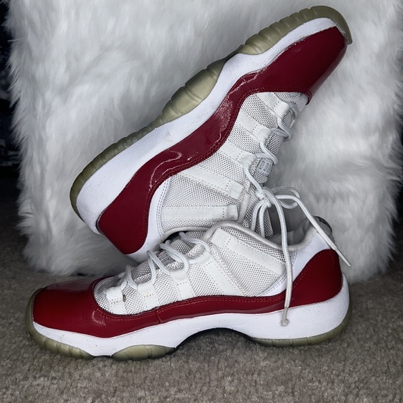Jordan 11 Retro Low Cherry (2016) - Picture 4 of 6